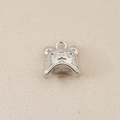 Détail d'un pendentif tête de tigre argenté avec finition miroir métallique polie - Argent