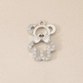 Vue macro d'un pendentif ours en argent avec pavage de zircons et nœud en cœur - Argent