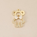 Détail macro du pendentif ours plaqué or 18K avec nœud en zircone et cristaux sertis - Or
