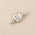 Primer plano del colgante flecha de Cupido plateado con corazón y detalles de estrella - Plateado con Strass (PJ0530)