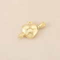 Vista macro del colgante de corazón en oro de 18k con detalle de flecha y estrella - Dorado sin Strass (PJ0530)