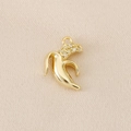 Dettaglio del ciondolo a banana in rame placcato oro 18K con pavé di zirconi chiari - Banana (PJ0167)-Oro