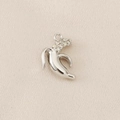Dettaglio del ciondolo a forma di banana in rame placcato oro 18K con zirconi fini - Banana (PJ0167)-Argento