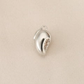 Dettaglio macro del ciondolo a mango in rame placcato oro 18K con pietre di zircone incastonate - Foglia Irregolare (PJ0169)-Argento