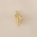 Dettaglio di un ciondolo a conchiglia dorata con zirconi incastonati su tessuto beige - Conchiglia (PJ0170)-Oro