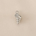 Dettaglio del ciondolo a conchiglia in argento con incastonatura micro-pave di zirconi - Conchiglia (PJ0170)-Argento