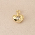 Detalle macro de colgante de corazón de oro 18K con circonita sobre fondo de seda - Estilo Corazón Strass (PJ0145) / Dorado