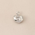 Vista macro de un colgante de corazón 3D de plata con un circón central en forma de corazón - Estilo Corazón Strass (PJ0145) / Plateado