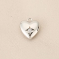 Vista detallada del colgante de corazón de plata con circonita y engaste de estrella - Estilo Corazón Estrella (PJ0176) / Plateado