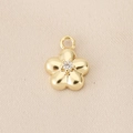 Vista macro de un colgante de flor bañado en oro de 18K con incrustación de circón - Estilo Flor Cinco Pétalos (PJ0178) / Dorado