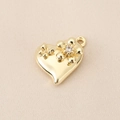 Primer plano de colgante corazón de oro 18K con motivo floral de mariposa y circón - Estilo Corazón Flor Mariposa (PJ0247) / Dorado