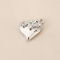 Detalle de colgante de corazón plateado con diseño de flor mariposa y circón - Estilo Corazón Flor Mariposa (PJ0247) / Plateado