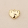Vista de detalle del colgante de corazón dorado con circonitas y diseño de estrella - Estilo Corazón Multi-Incrustado (PJ0257) / Dorado