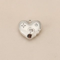Detalle macro del colgante de corazón en plata con circonitas y grabado de estrella - Estilo Corazón Multi-Incrustado (PJ0257) / Plateado