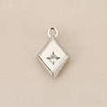 Macro-detail van de verzilverde ruitvormige hanger met fonkelende zirkonia inlay - Zilver