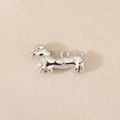 Vue détaillée du pendentif teckel argenté poli pour la création de bijoux DIY - Argent