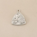 Vista macro di un ciondolo triangolare argento con rilievo di casa e zirconi - Argento (PJ0634)
