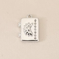 Detailopname van een zilveren zonnebloemboekhanger met schitterende witte zirkoon - Zilver