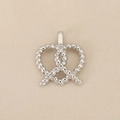 Détail d'un pendentif bretzel en argent plaqué or 14K avec texture torsadée - Argent