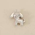 Détail d'un pendentif chiot argenté avec un collier en zircon sur tissu beige - Argent