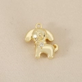 Détail d'un pendentif chiot plaqué or 18 carats avec une petite pierre en zircon brillant - Or