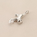 Makro-Detail des Katzenanhängers mit silbernem Finish und herzförmigem Zirkonia-Stein - Silber