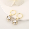 Détail macro de boucles d'oreilles cube plaquées or 18 carats avec zircons brillants - Crochets de boucles d'oreilles / Or