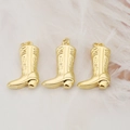 Vue détaillée de trois breloques bottes de cowboy dorées avec gaufrage floral fin - Style Texture Relief (PJ0252-Gold)