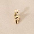Vue macro d'un pendentif conque en plaqué or 14K pour la création de bijoux DIY polis - Or