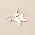 Détail macro du pendentif fantôme argenté serti de zircons ronds et étincelants - Forme de Bonhomme de Pain d'Épices (PJ0287) / Argent