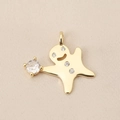 Détail macro du pendentif bonhomme de pain d'épices doré avec zircon étincelant - Forme de Bonhomme de Pain d'Épices (PJ0287) / Or