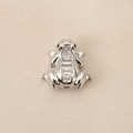 Détail d'un pendentif grenouille argenté avec cristaux et yeux noirs brillants - Argent