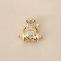 Détail macro du pendentif grenouille plaqué or 18K avec zircons baguette pour bijoux - Or