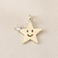 Vue macro détaillée du pendentif étoile plaqué or 18k avec sourire et pierre de zircon - Forme d'Étoile (PJ0118) / Or