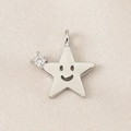 Vue macro d'un pendentif en forme d'étoile avec un visage souriant et un zircon blanc poli - Forme d'Étoile (PJ0118) / Argent
