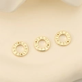 Vue détaillée du pendentif anneau doré 18K avec lettrage Beauty gravé pour bijoux - Or
