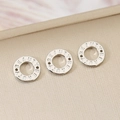 Vue macro de perles rondes en argent gravées Beauty pour la création de bijoux - Argent