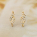 Détail de boucles d'oreilles en S plaquées or 18K avec zircons et boucles pour DIY - Design No.1 / Or