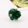 Detalle de anillo de rosa de resina verde con esmeraldas y cristales blancos - Verde
