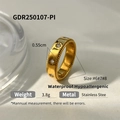 Anello a fascia in acciaio dorato con incisione a stella e strass bianchi brillanti - US 7 / Stile Stella Larga (GDR250107-PI)