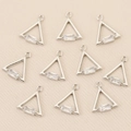 Makro-Detail von zehn dreieckigen geometrischen Anhängern mit Zirkonia-Inlay - Silber Dreieck