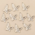 Détail de breloques papillon argentées avec zircon brillant et texture d'aspect martelé - Argent Style 2