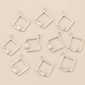 Makroaufnahme quadratischer Anhänger mit rechteckigen Zirkon-Inlays für DIY-Schmuck - Silber Rhombus