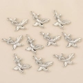 Gros plan de pendentifs papillons argentés avec zircons et dorure à l'or 18 carats - Argent Style 3