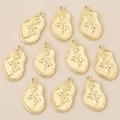 Makroansicht von zehn goldfarbenen Maiglöckchen-Relief-Anhängern für die DIY-Schmuckherstellung - Gold Stil 4