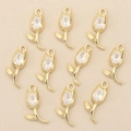 Detail van 10 tulpvormige vergulde hangers met ingelegde zirkonia-stenen op stof - Goud Stijl Met Blad
