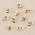 Makroaufnahme von zehn runden rosa Edelsteinanhängern mit polierter 18k Goldbeschichtung - Gold Rosa