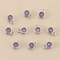 Detailansicht von 10 runden violetten Zirkonia-Anhängern mit silberner Fassung für DIY-Schmuck - Silber-Lila
