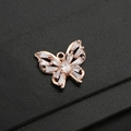 Détail macro du pendentif papillon doré rose avec zircons brillants sur cuir noir - Pendentif Forme Papillon (PJ0021) / Or rose