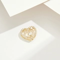 Nahaufnahme von goldenem Doppelherz-Anhänger mit weißen Zirkonia und hohlem Design - Gold (PJ0062)